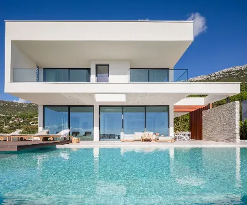 Contemporary 5-Bedroom Villa with Pool in Kaštel Stari