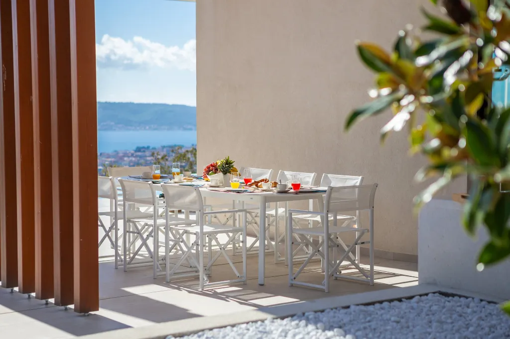 Contemporary 5-Bedroom Villa with Pool in Kaštel Stari