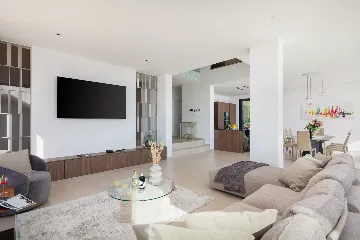 Contemporary 5-Bedroom Villa with Pool in Kaštel Stari