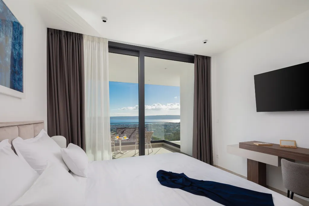 Contemporary 5-Bedroom Villa with Pool in Kaštel Stari