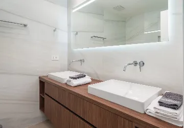 Contemporary 5-Bedroom Villa with Pool in Kaštel Stari