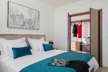 Contemporary 5-Bedroom Villa with Pool in Kaštel Stari