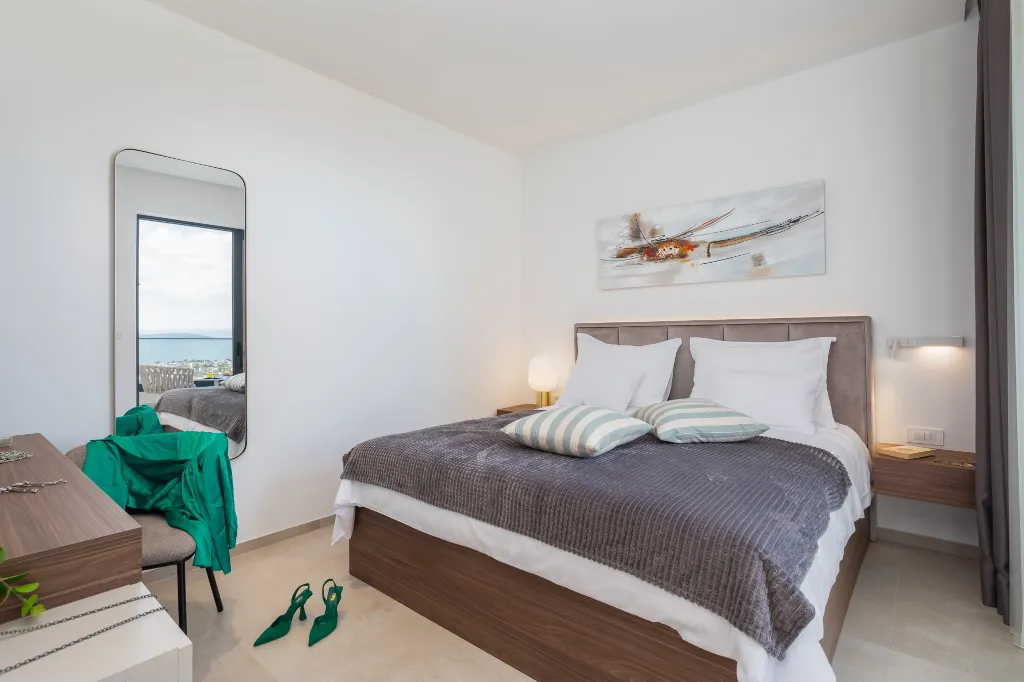 Contemporary 5-Bedroom Villa with Pool in Kaštel Stari