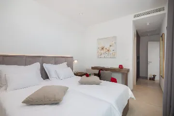 Contemporary 5-Bedroom Villa with Pool in Kaštel Stari