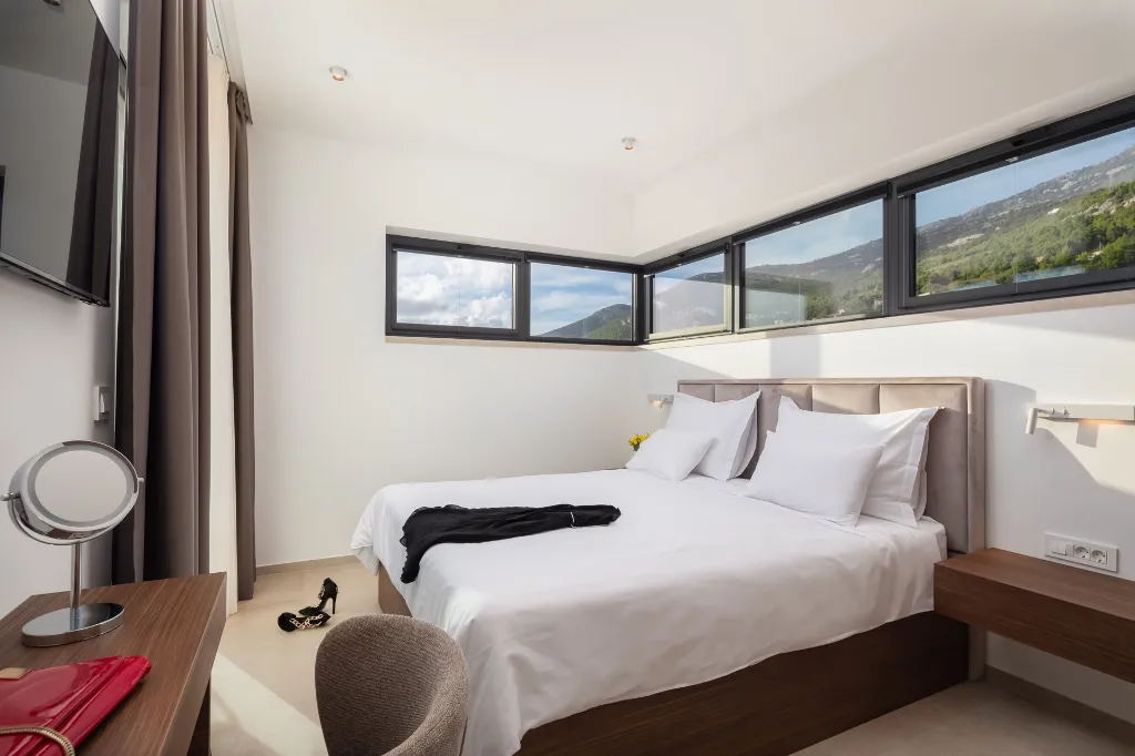 Contemporary 5-Bedroom Villa with Pool in Kaštel Stari