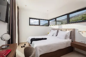 Contemporary 5-Bedroom Villa with Pool in Kaštel Stari