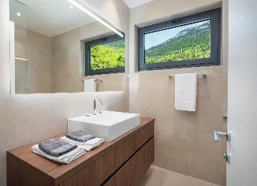 Contemporary 5-Bedroom Villa with Pool in Kaštel Stari