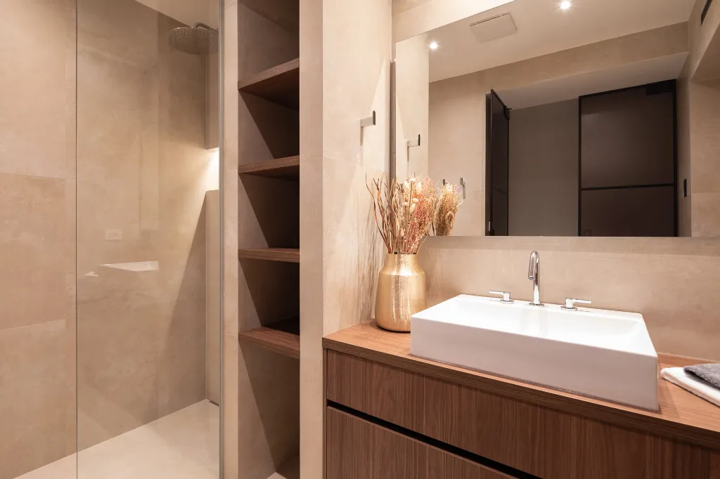 Contemporary 5-Bedroom Villa with Pool in Kaštel Stari