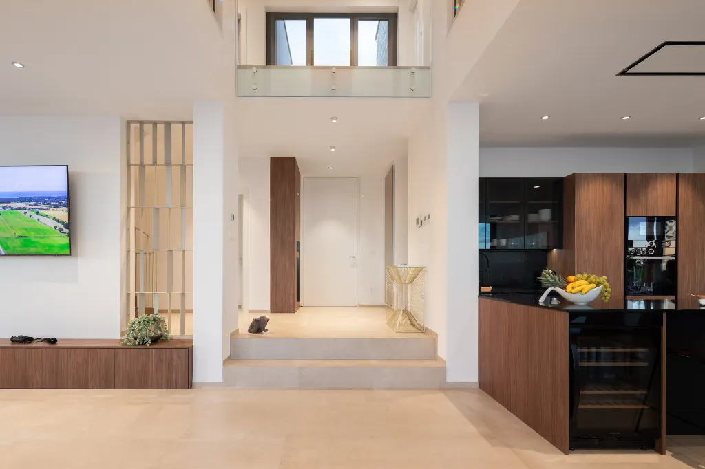 Contemporary 5-Bedroom Villa with Pool in Kaštel Stari