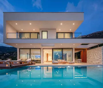 Contemporary 5-Bedroom Villa with Pool in Kaštel Stari