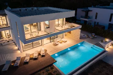 Contemporary 5-Bedroom Villa with Pool in Kaštel Stari