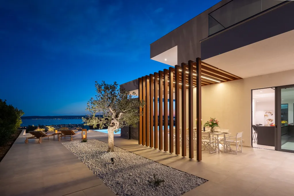 Contemporary 5-Bedroom Villa with Pool in Kaštel Stari