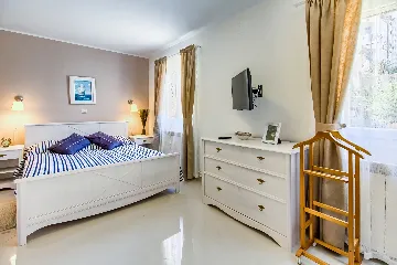 Coastal Pool Villa with Bay Views in Banjole