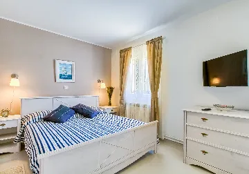 Coastal Pool Villa with Bay Views in Banjole