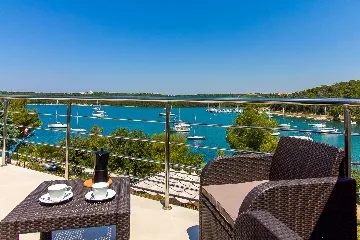 Coastal Pool Villa with Bay Views in Banjole