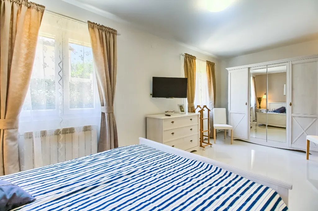 Coastal Pool Villa with Bay Views in Banjole