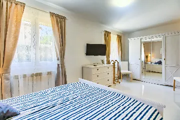 Coastal Pool Villa with Bay Views in Banjole