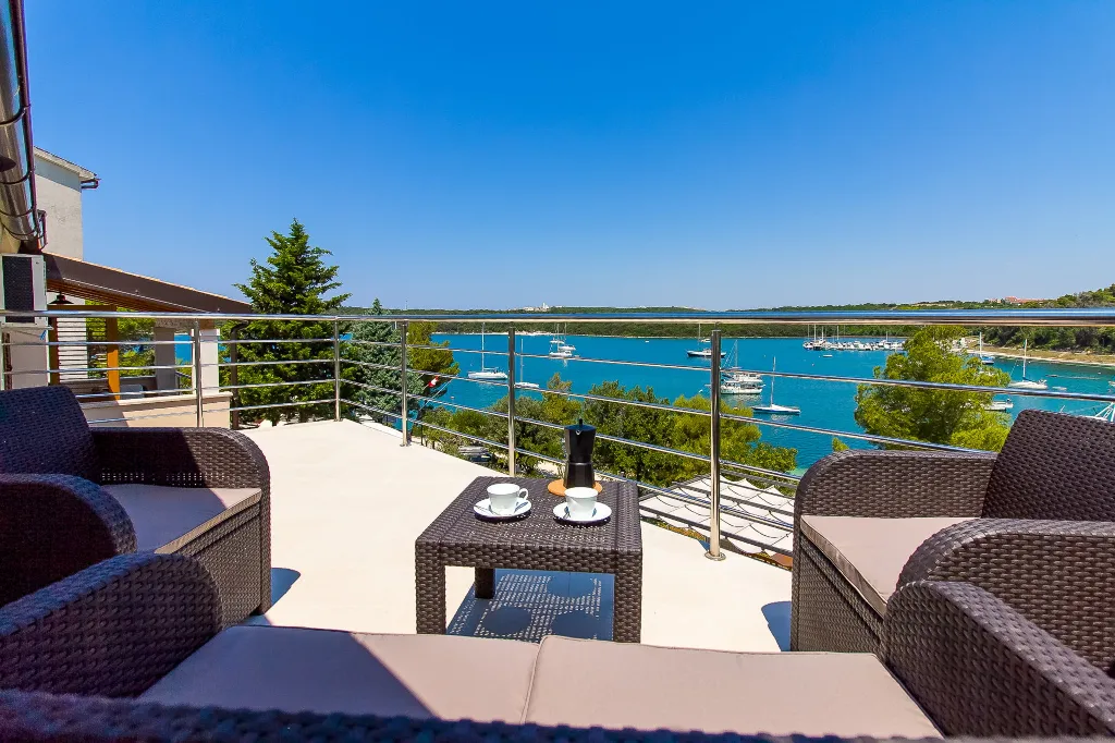 Coastal Pool Villa with Bay Views in Banjole