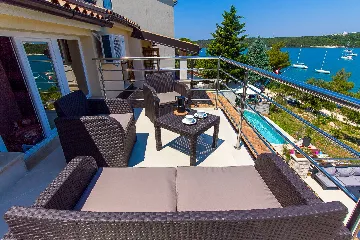 Coastal Pool Villa with Bay Views in Banjole