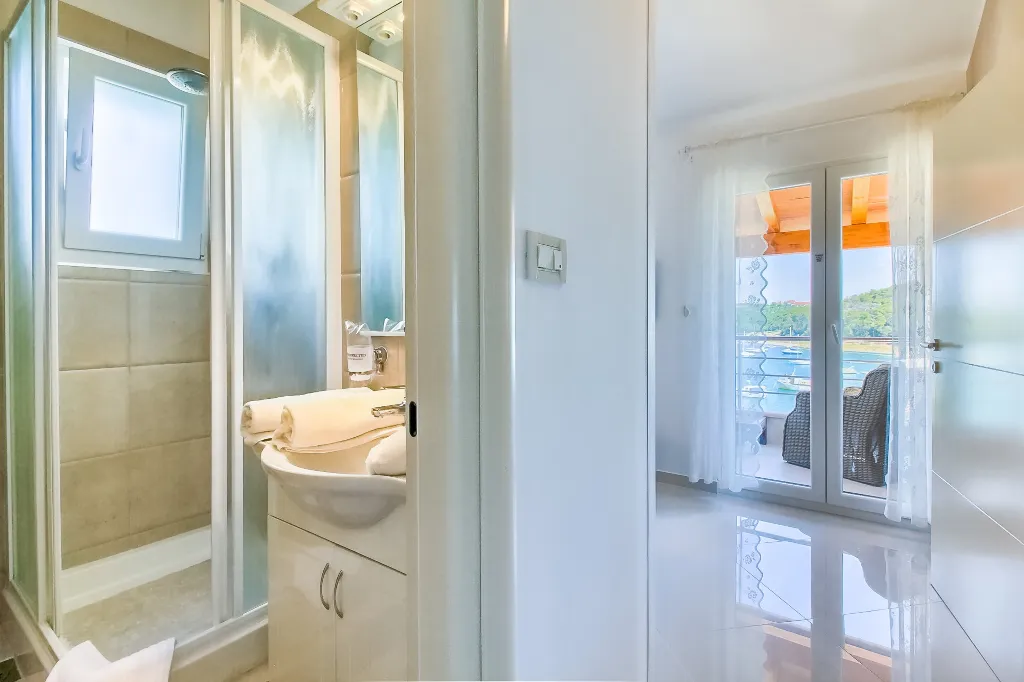 Coastal Pool Villa with Bay Views in Banjole