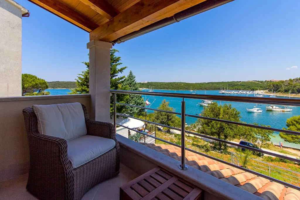 Coastal Pool Villa with Bay Views in Banjole