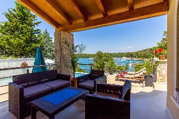 Coastal Pool Villa with Bay Views in Banjole