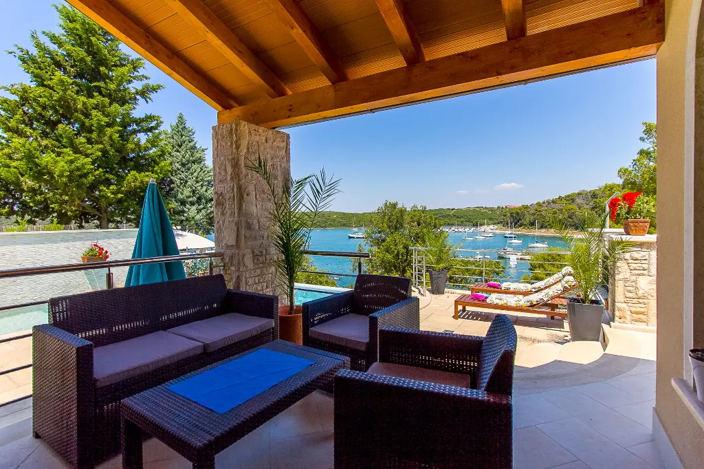 Coastal Pool Villa with Bay Views in Banjole