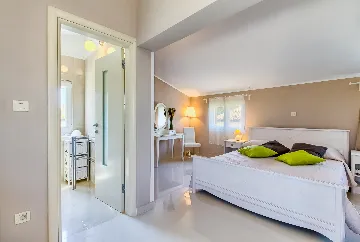 Coastal Pool Villa with Bay Views in Banjole