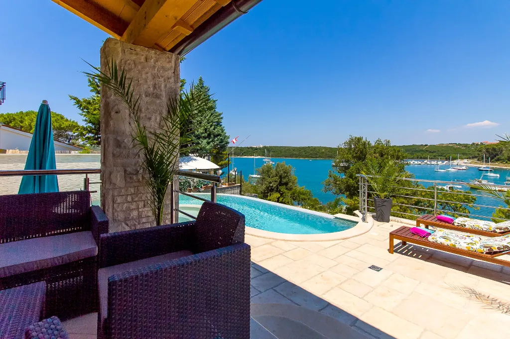 Coastal Pool Villa with Bay Views in Banjole