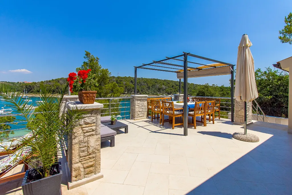 Coastal Pool Villa with Bay Views in Banjole