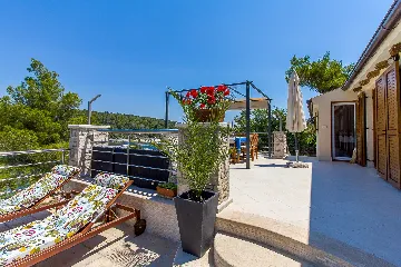 Coastal Pool Villa with Bay Views in Banjole