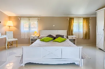 Coastal Pool Villa with Bay Views in Banjole