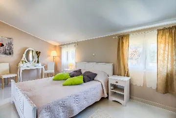 Coastal Pool Villa with Bay Views in Banjole