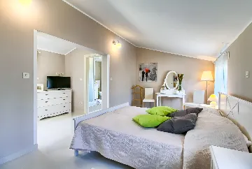 Coastal Pool Villa with Bay Views in Banjole