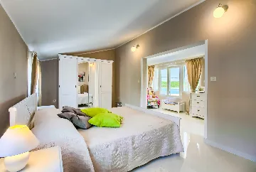 Coastal Pool Villa with Bay Views in Banjole