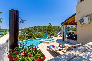 Coastal Pool Villa with Bay Views in Banjole