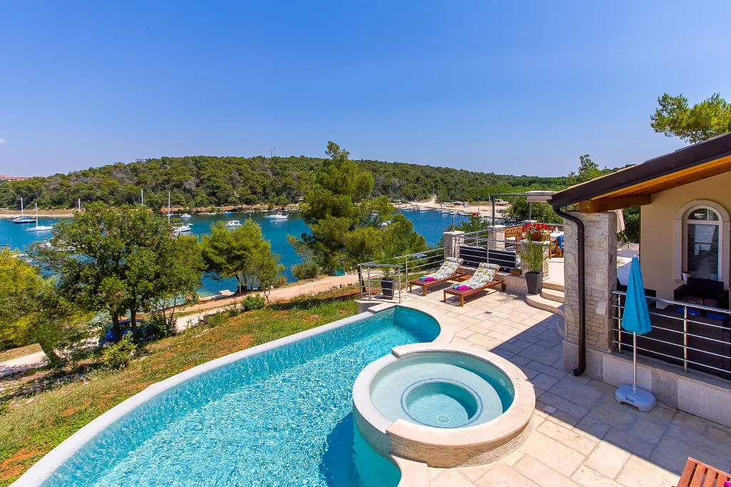 Coastal Pool Villa with Bay Views in Banjole