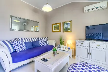 Coastal Pool Villa with Bay Views in Banjole