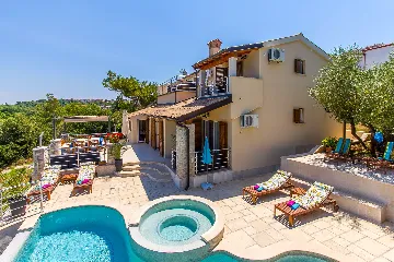 Coastal Pool Villa with Bay Views in Banjole