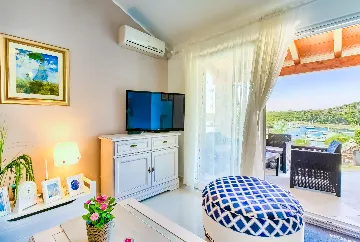 Coastal Pool Villa with Bay Views in Banjole