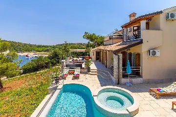 Coastal Pool Villa with Bay Views in Banjole