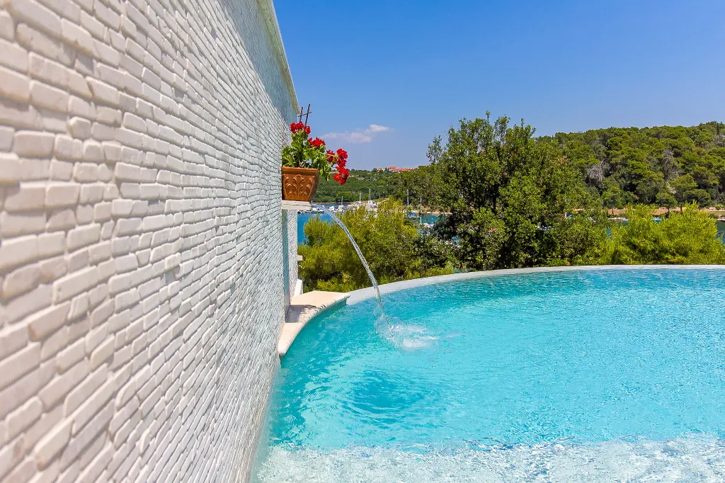 Coastal Pool Villa with Bay Views in Banjole