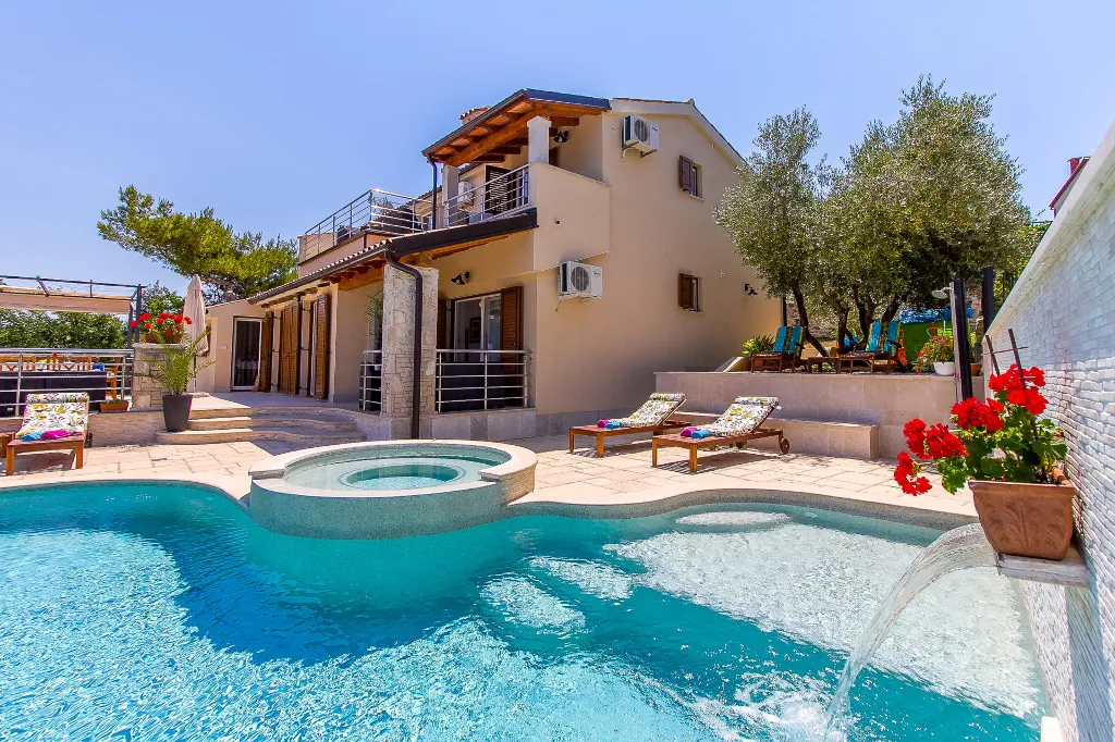 Coastal Pool Villa with Bay Views in Banjole