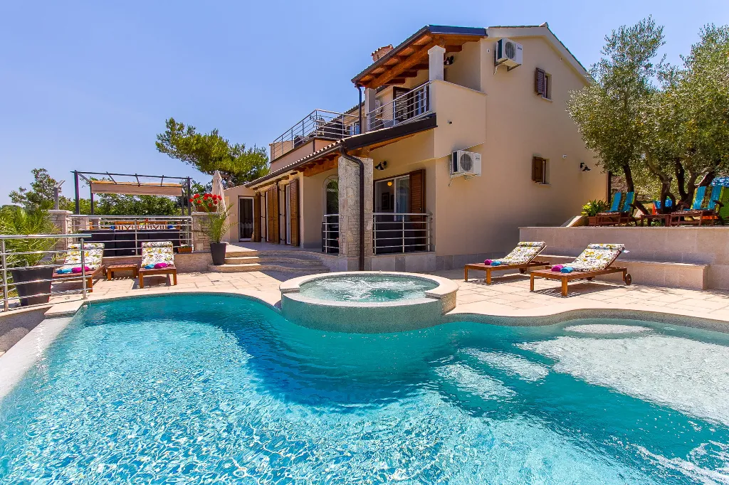 Coastal Pool Villa with Bay Views in Banjole
