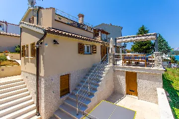 Coastal Pool Villa with Bay Views in Banjole