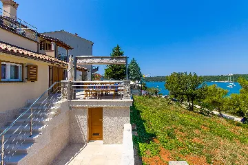 Coastal Pool Villa with Bay Views in Banjole