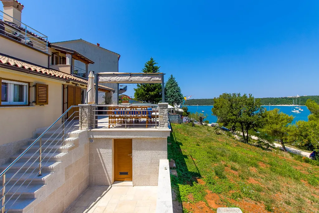 Coastal Pool Villa with Bay Views in Banjole