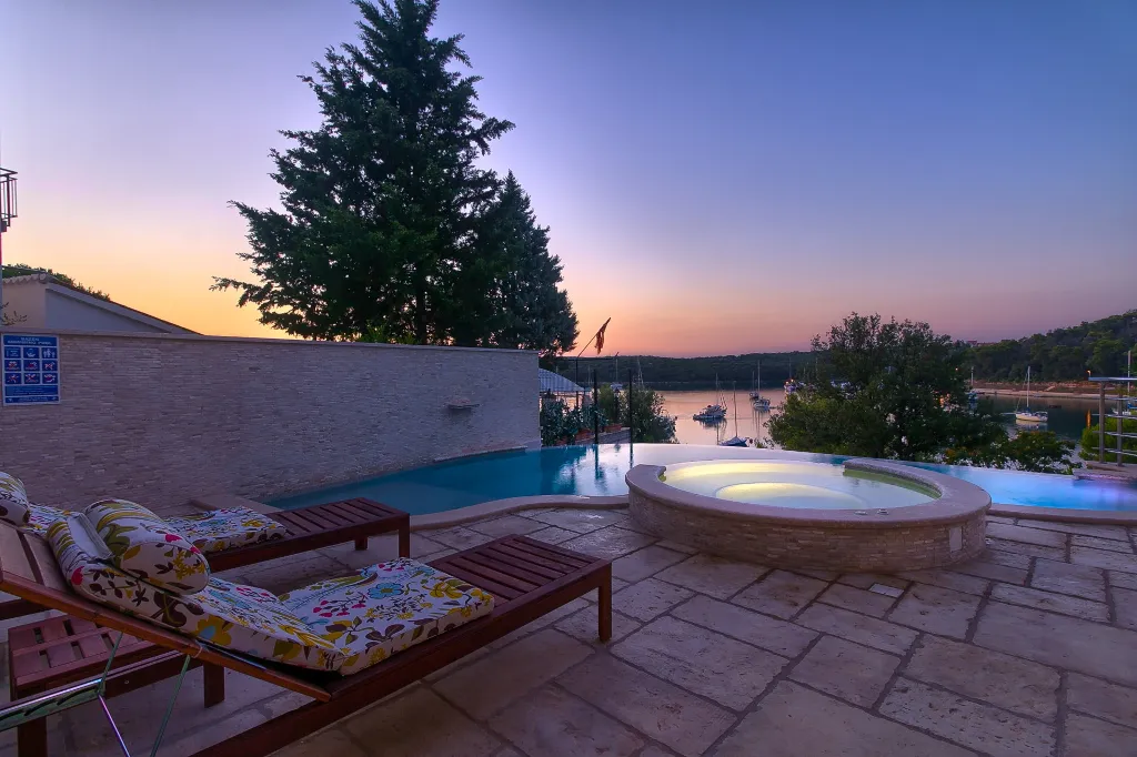Coastal Pool Villa with Bay Views in Banjole