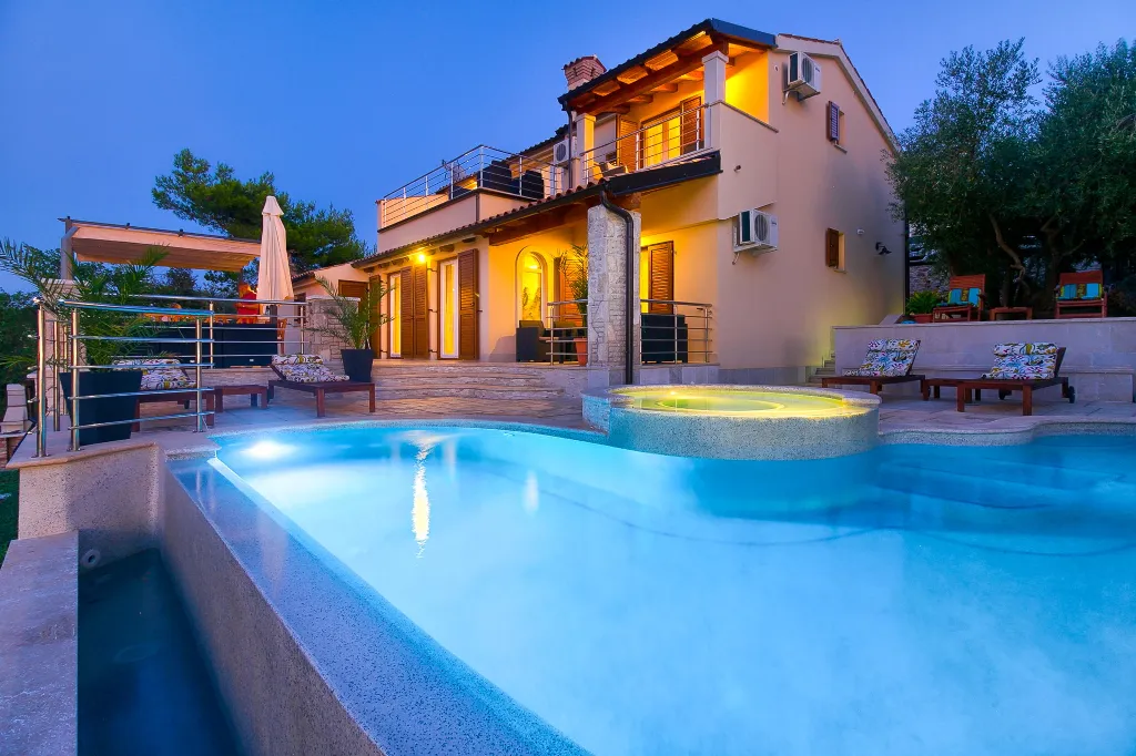 Coastal Pool Villa with Bay Views in Banjole