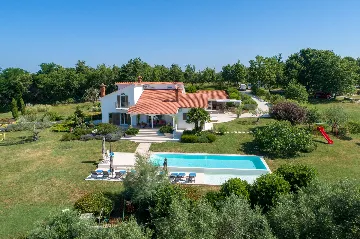 Spacious Family Villa with Garden in Pazin